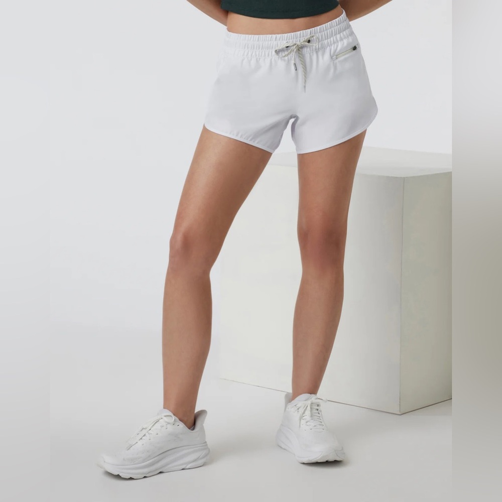 Vuori Women's White Clementine 4” Short 2.0 Size Medium